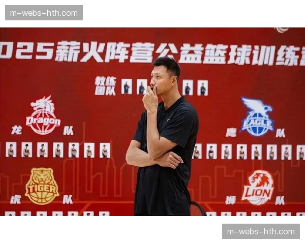 更衣室特写：老将易建联现身广东队赛前热身，与年轻内线交流经验