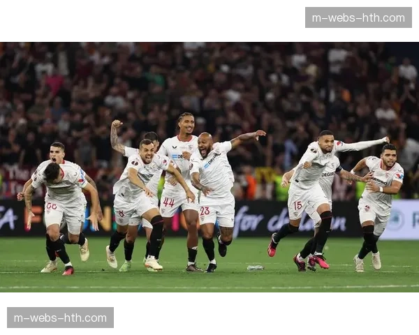 比赛因球迷闯入短暂中断,塞维利亚主场安保迅速介入